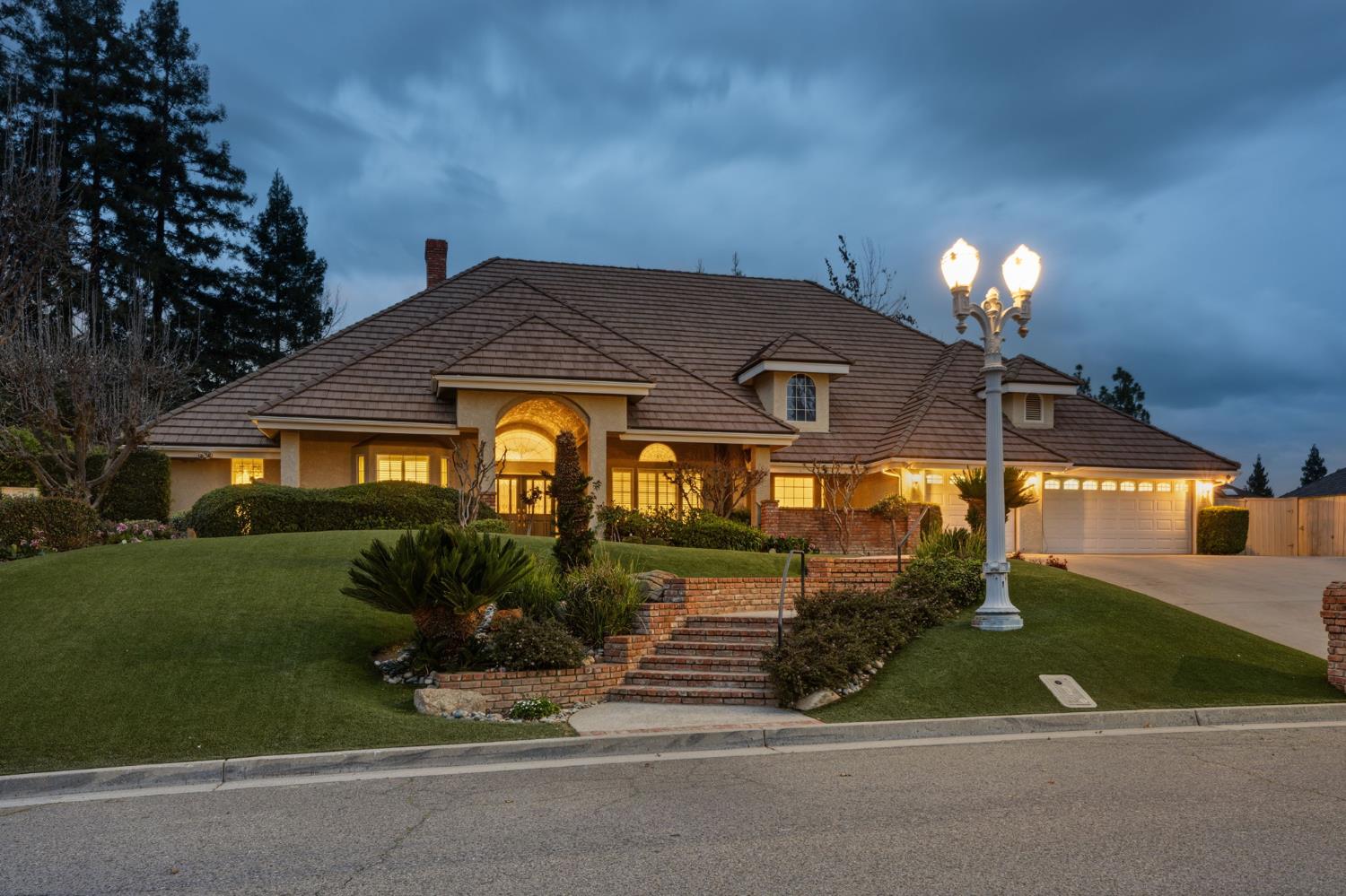 382 E Walnut Hill Ave, Fresno, CA 93720