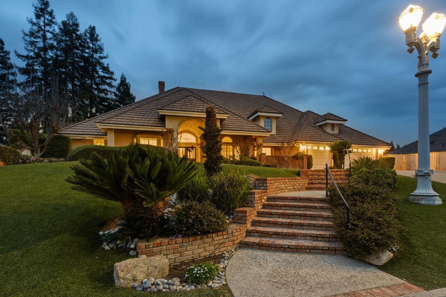 382 E Walnut Hill Ave, Fresno, CA 93720