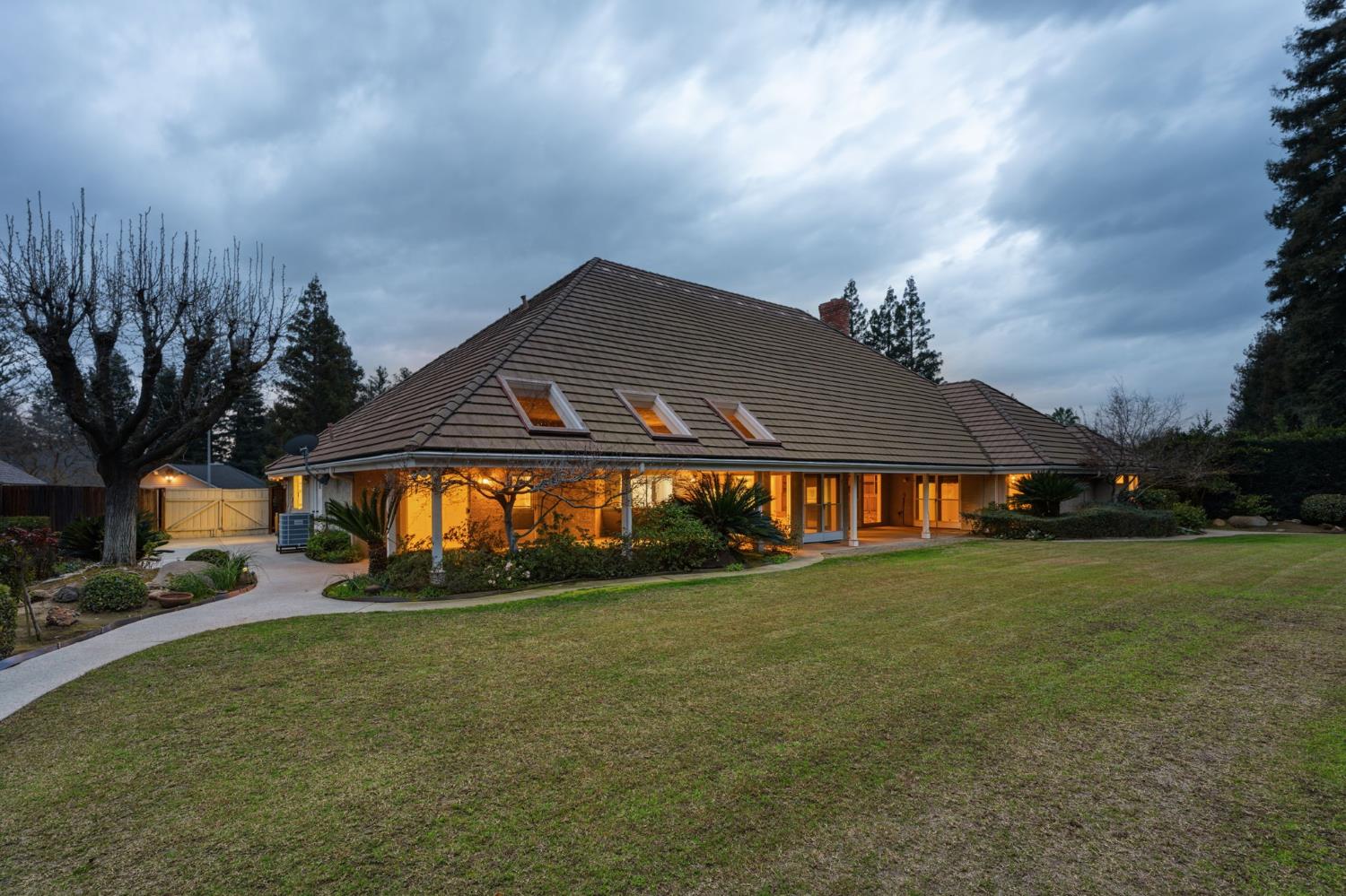 382 E Walnut Hill Ave, Fresno, CA 93720