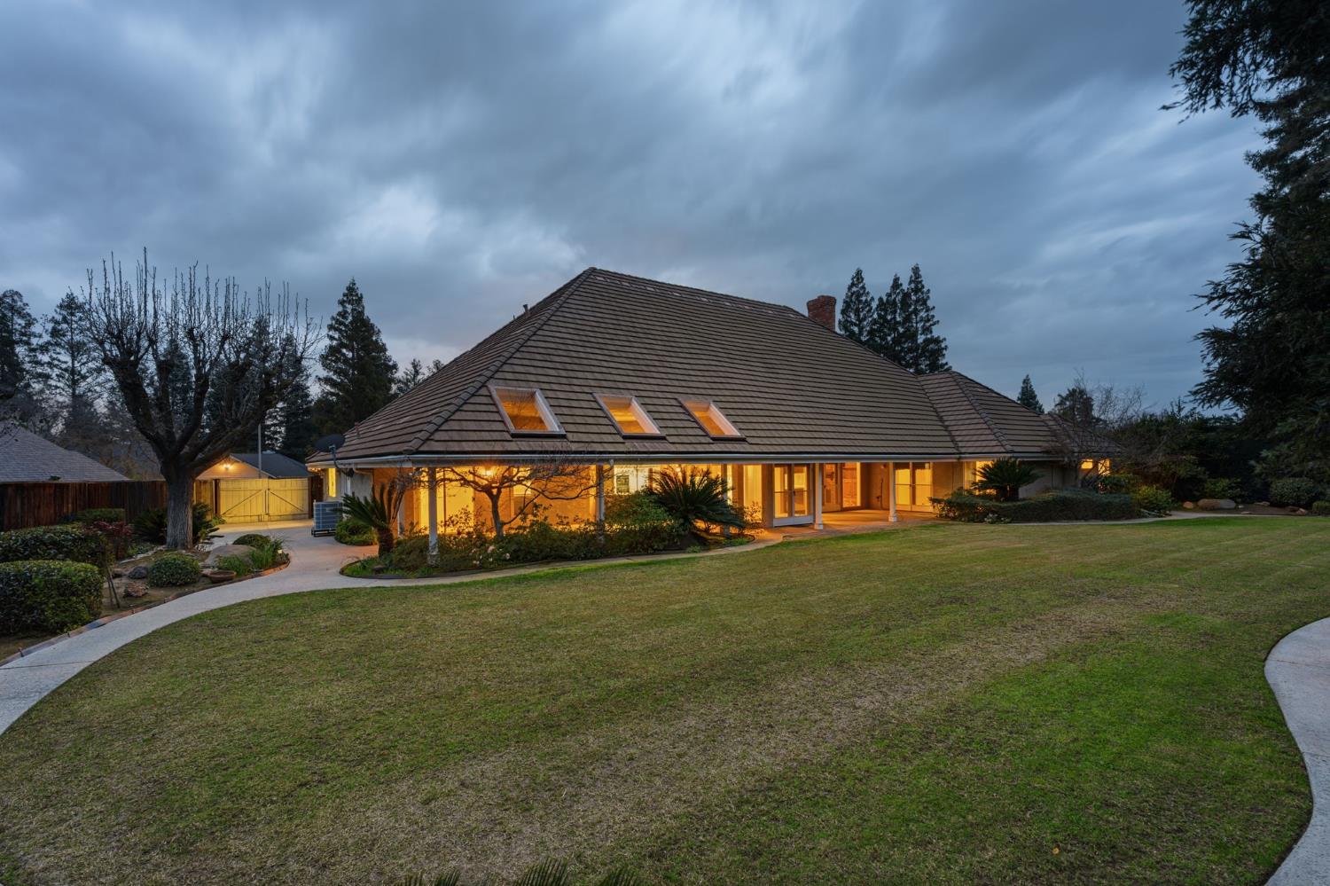 382 E Walnut Hill Ave, Fresno, CA 93720