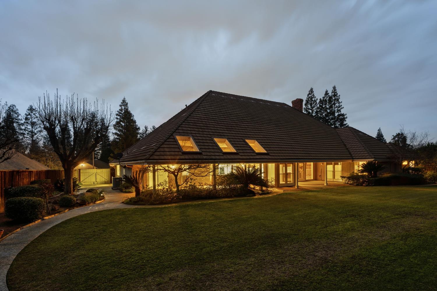 382 E Walnut Hill Ave, Fresno, CA 93720