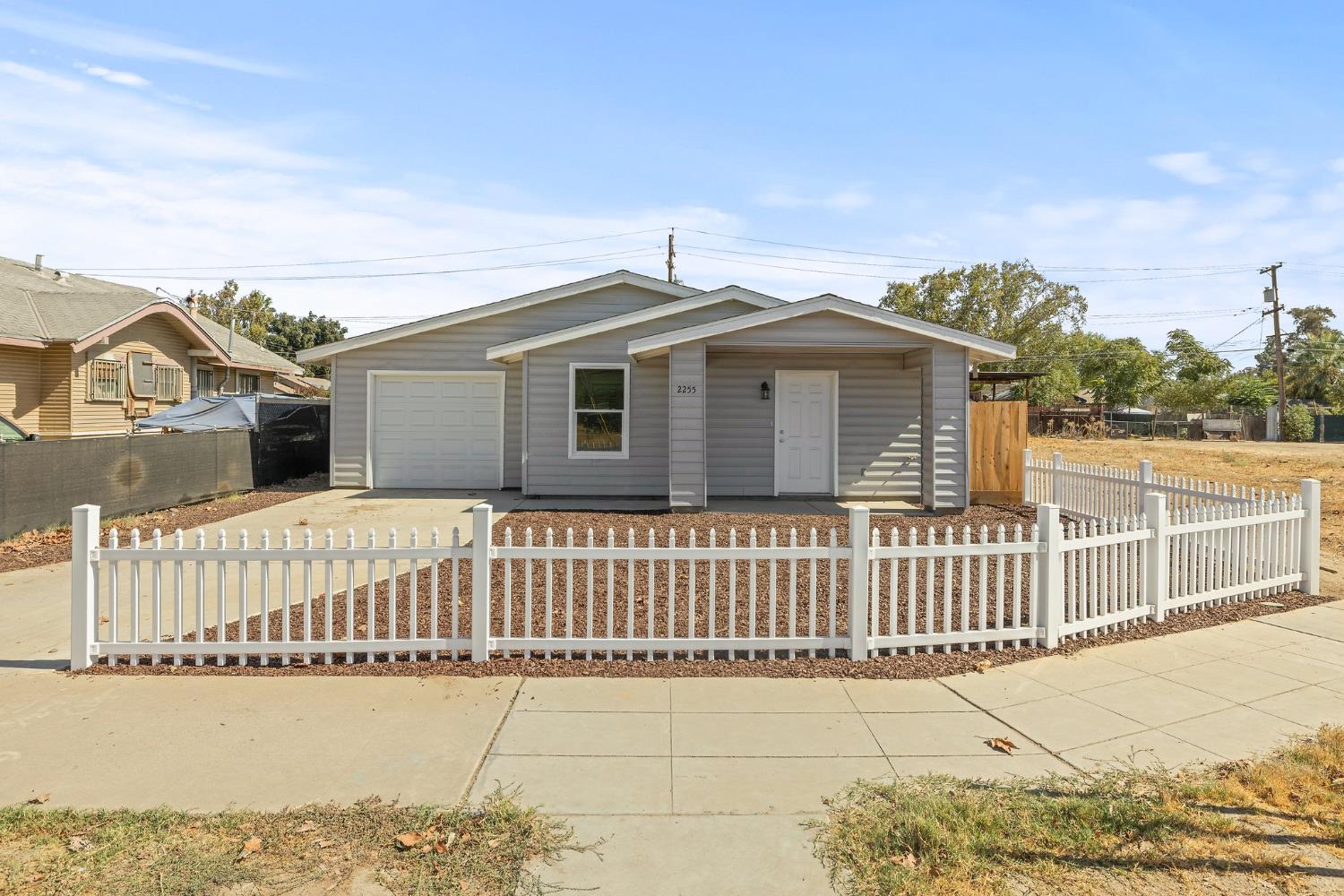 2255 S Rose Ave, Fresno, CA 93706