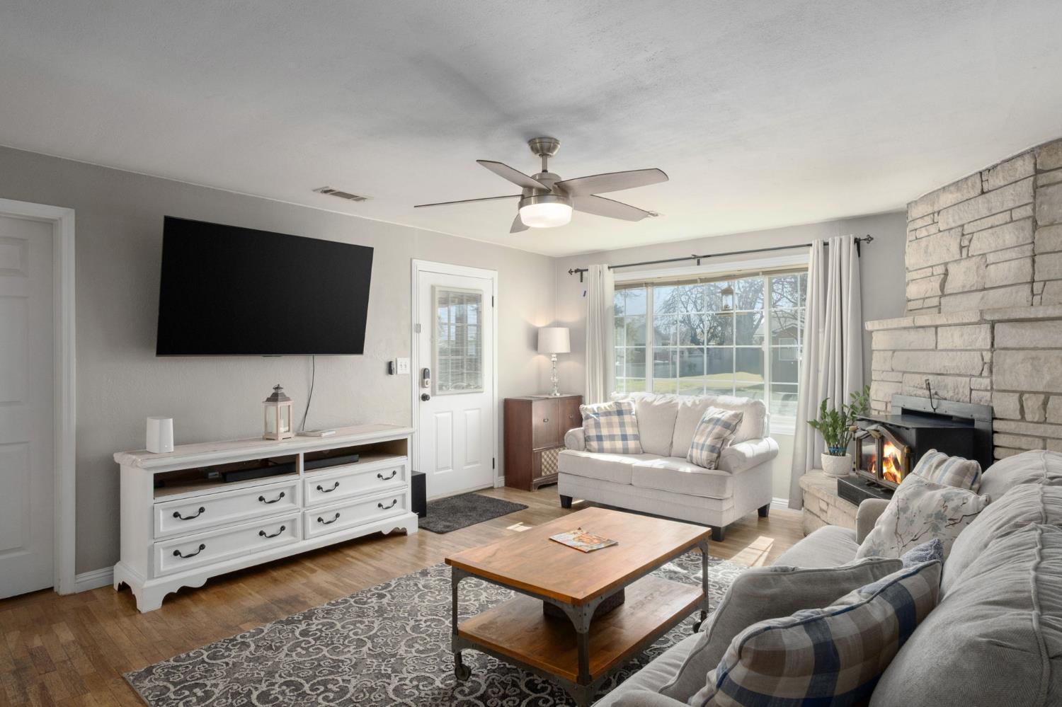 5443 E Saginaw Way, Fresno, CA 93727