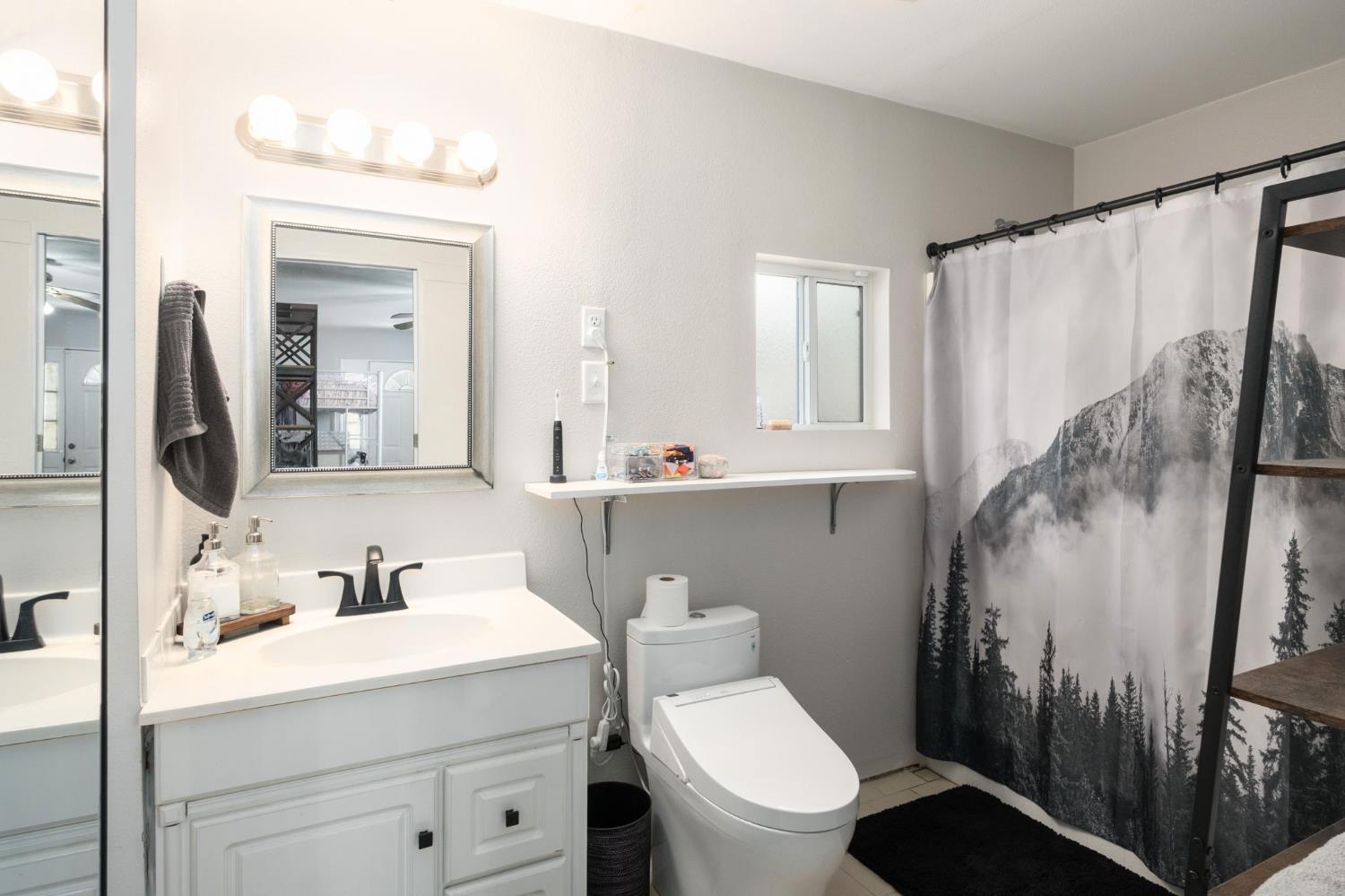 5443 E Saginaw Way, Fresno, CA 93727