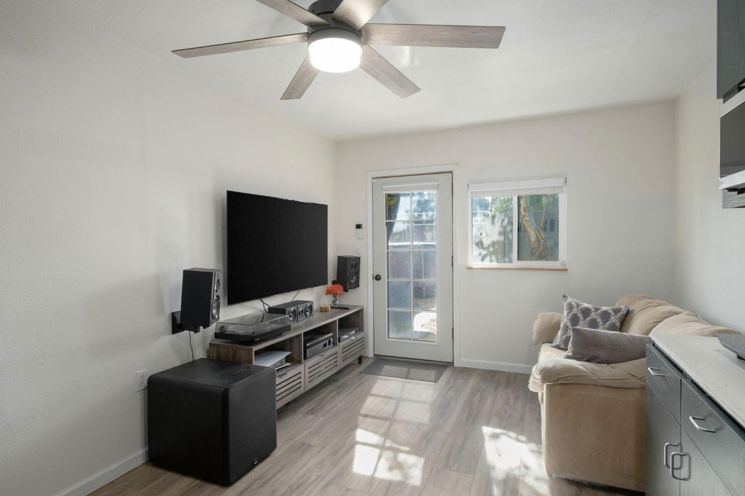 5443 E Saginaw Way, Fresno, CA 93727