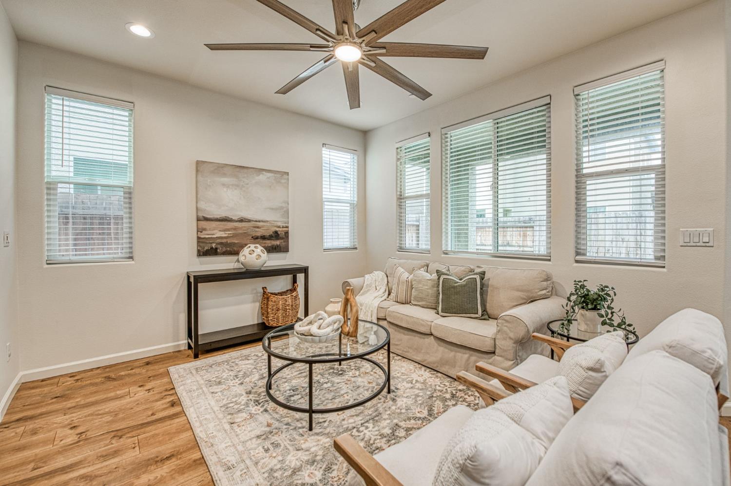 6290 E Creek View Ln, Fresno, CA 93727