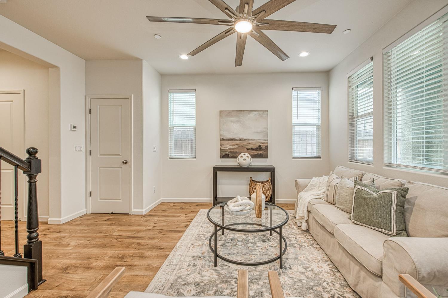 6290 E Creek View Ln, Fresno, CA 93727