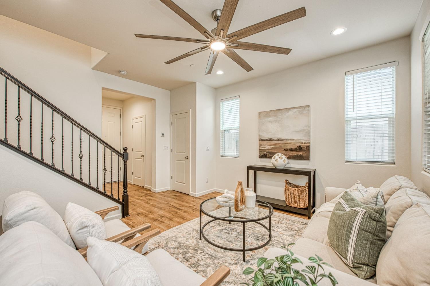 6290 E Creek View Ln, Fresno, CA 93727