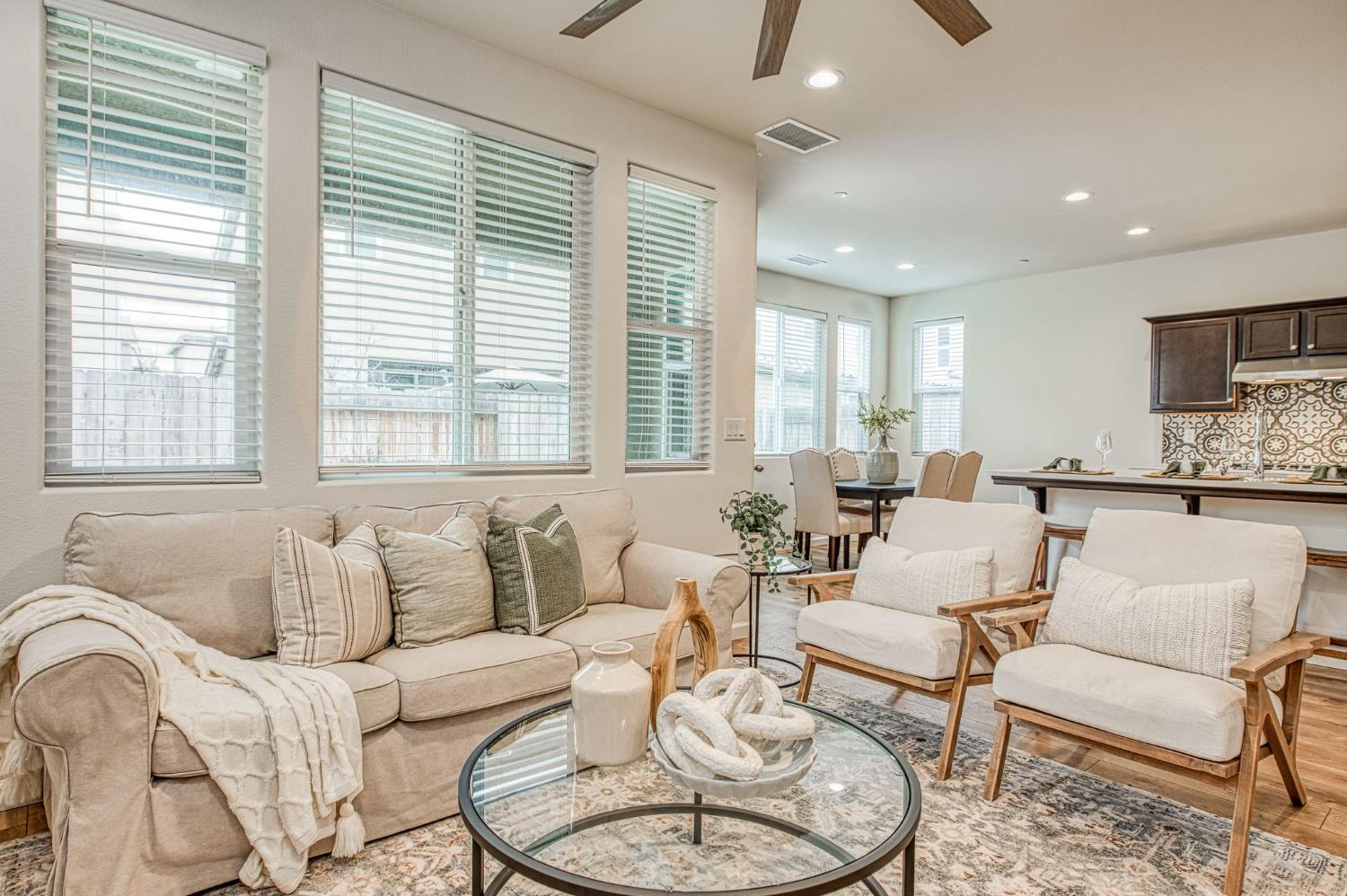 6290 E Creek View Ln, Fresno, CA 93727