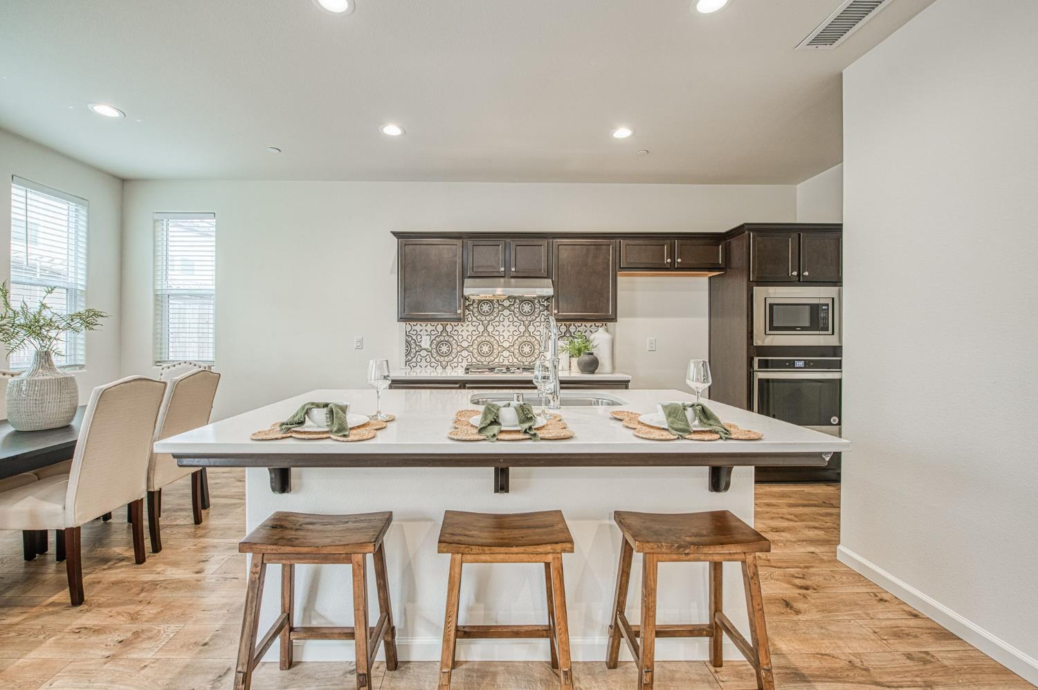 6290 E Creek View Ln, Fresno, CA 93727