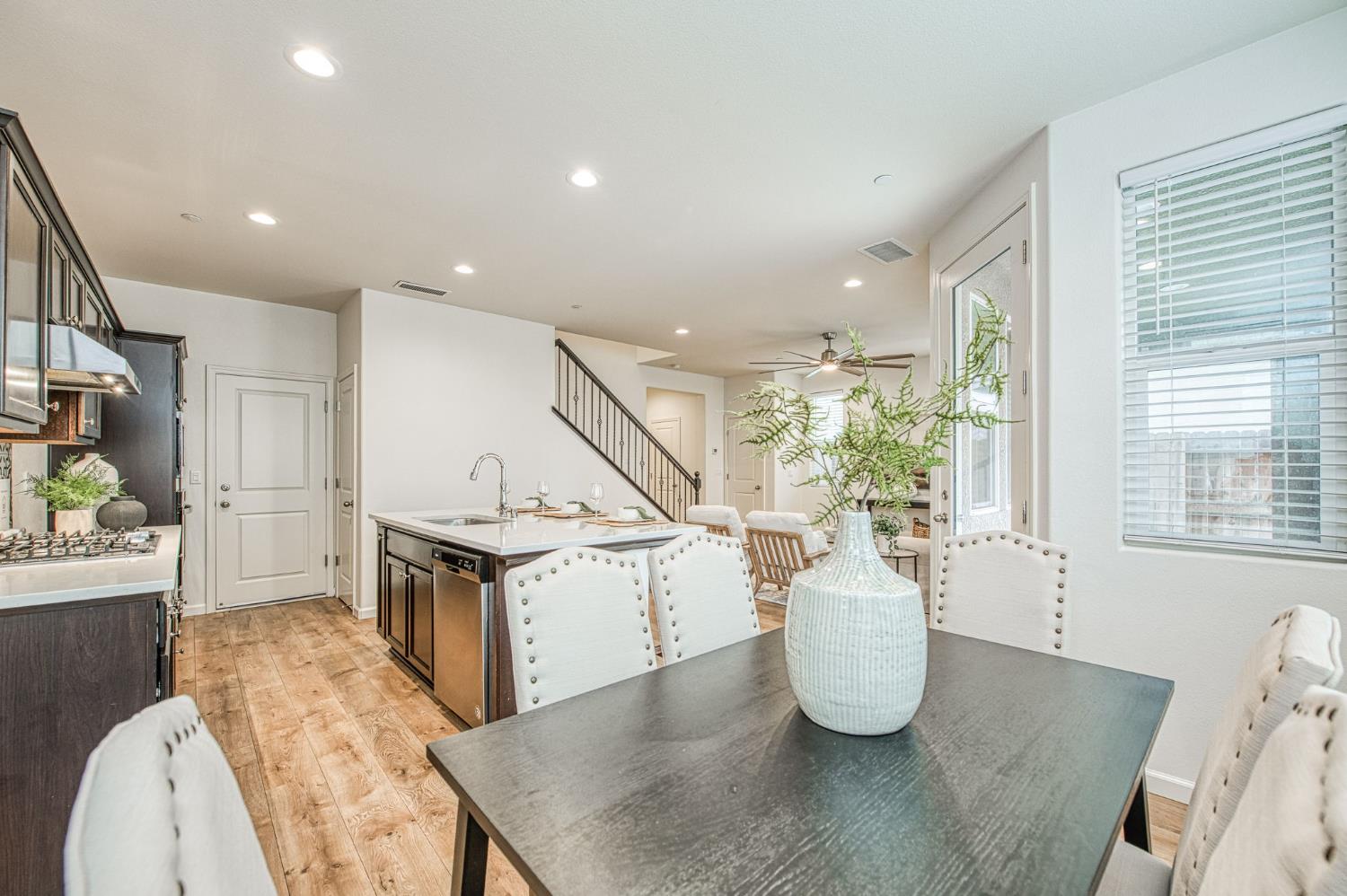 6290 E Creek View Ln, Fresno, CA 93727