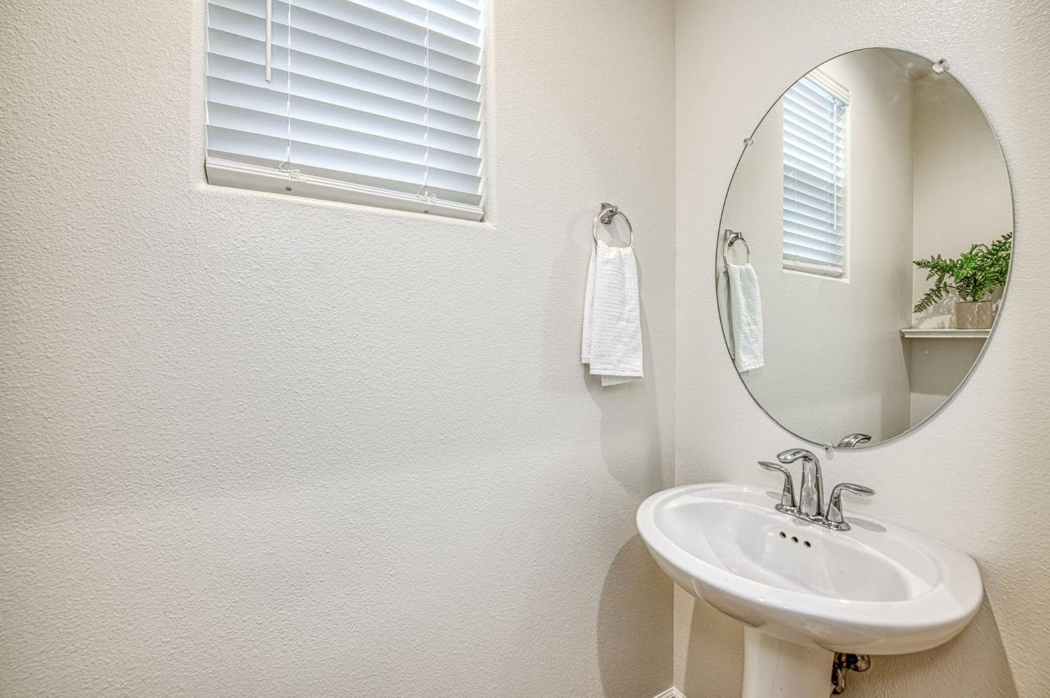 6290 E Creek View Ln, Fresno, CA 93727