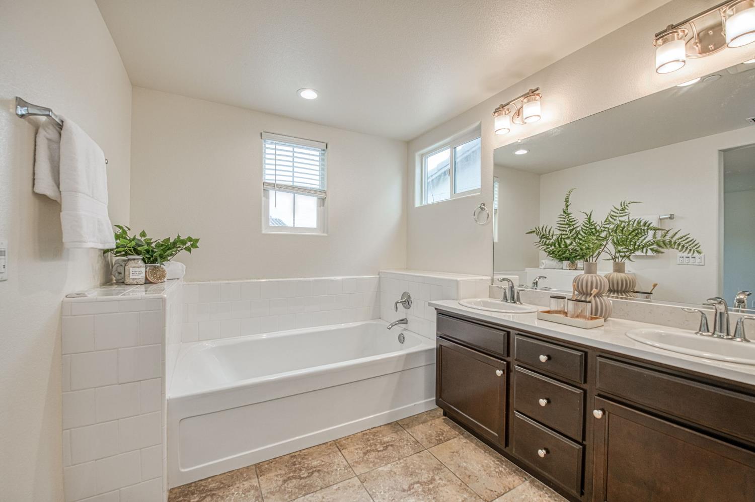 6290 E Creek View Ln, Fresno, CA 93727