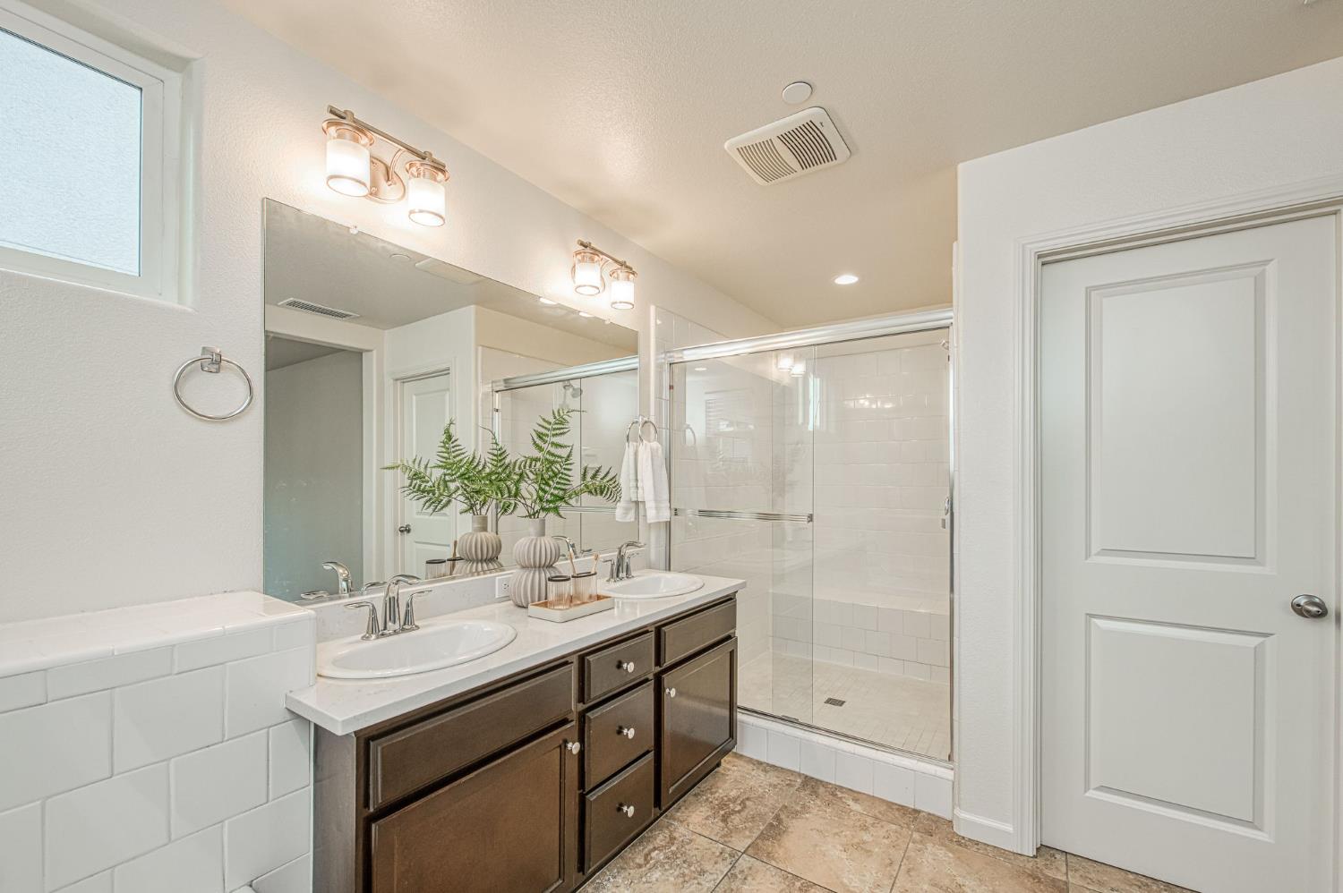 6290 E Creek View Ln, Fresno, CA 93727