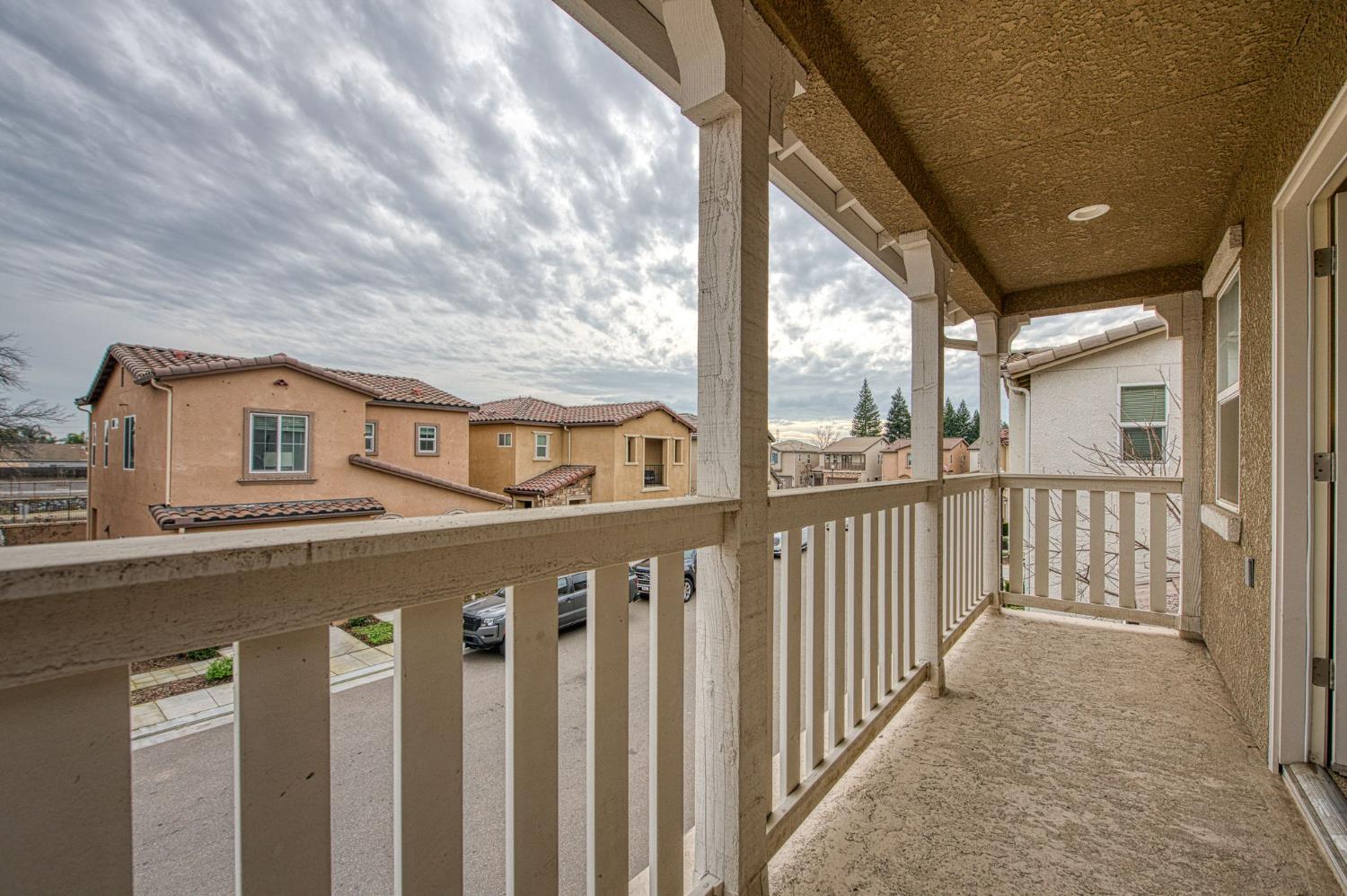 6290 E Creek View Ln, Fresno, CA 93727