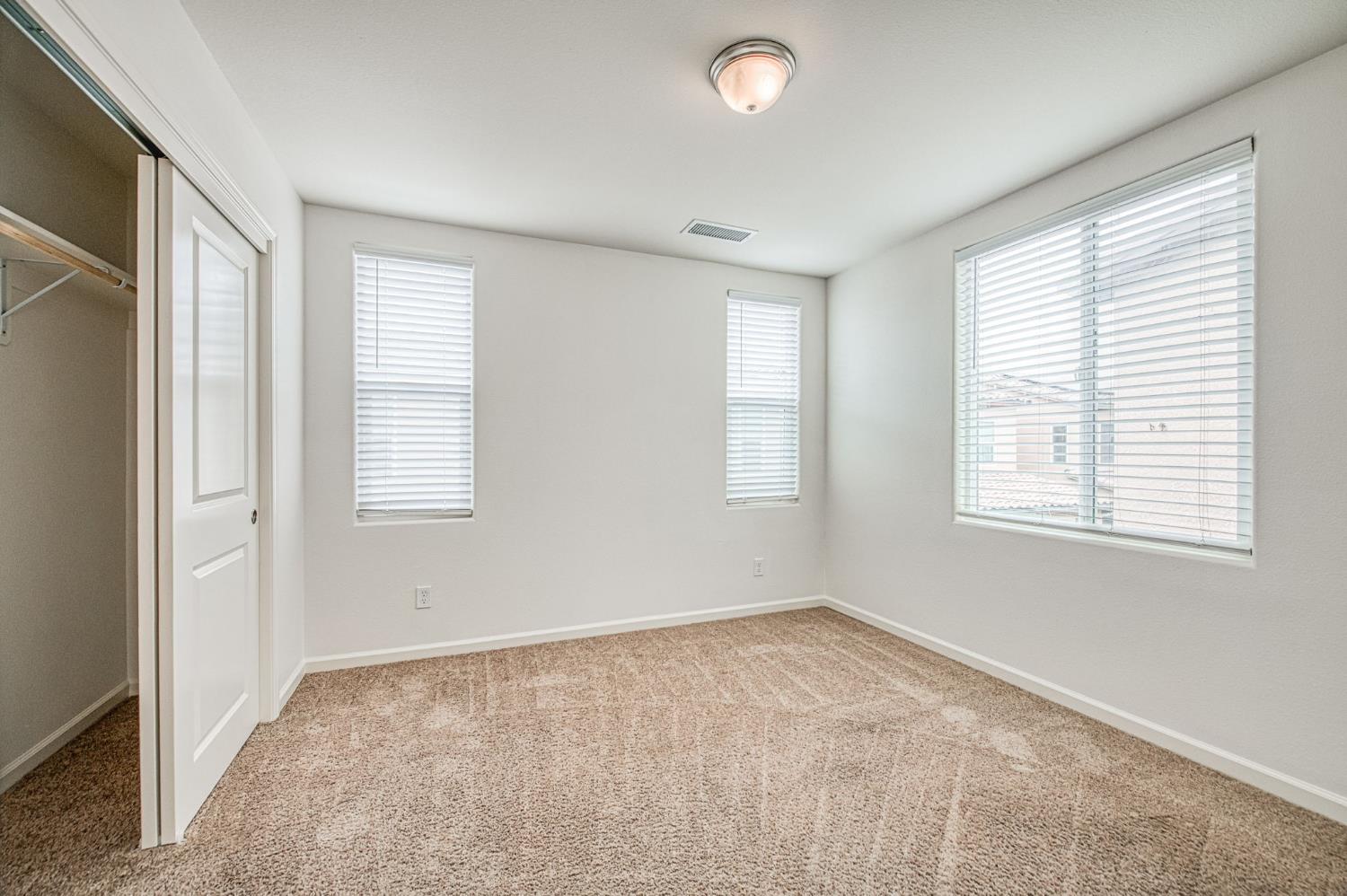 6290 E Creek View Ln, Fresno, CA 93727