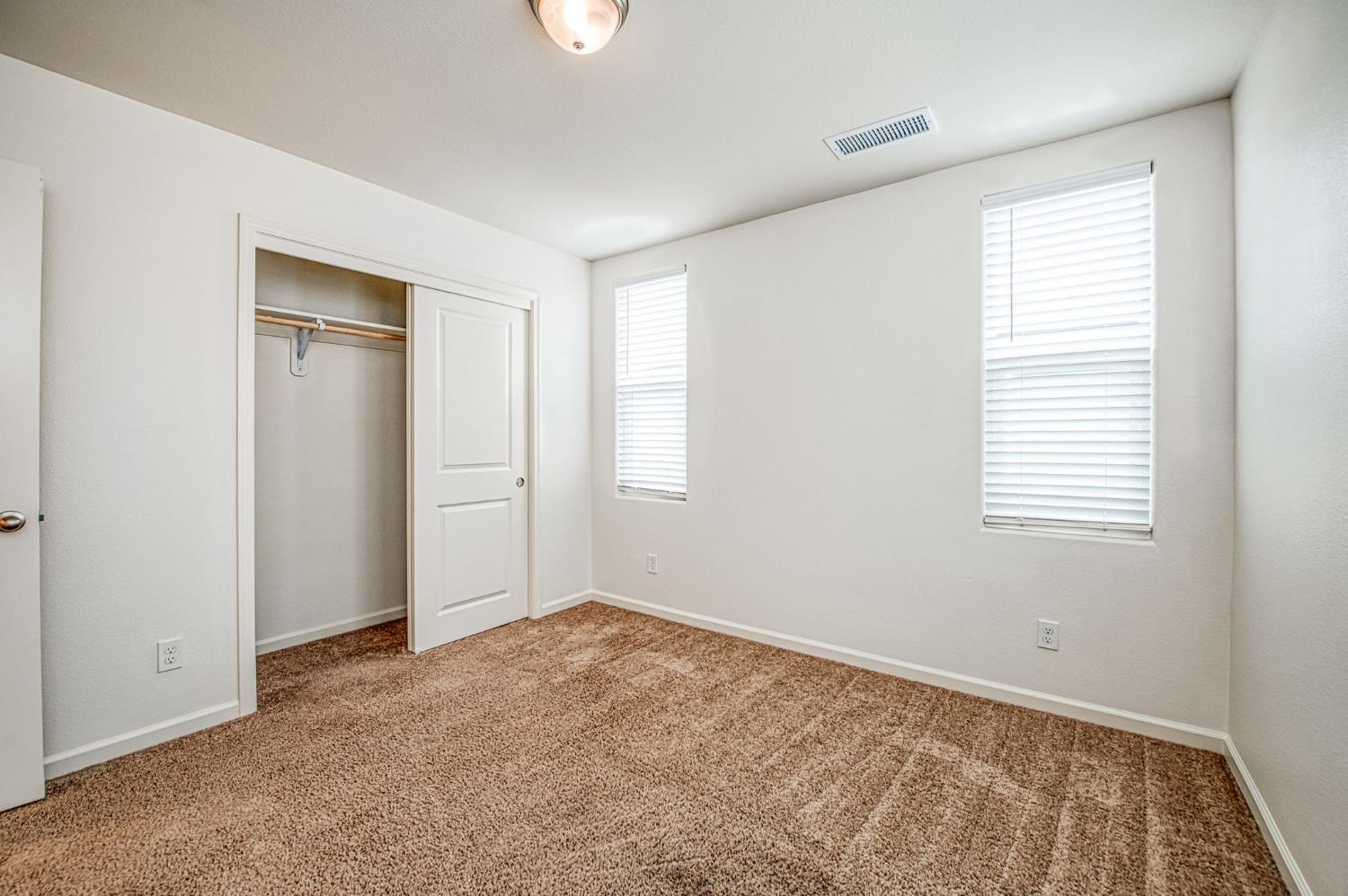 6290 E Creek View Ln, Fresno, CA 93727