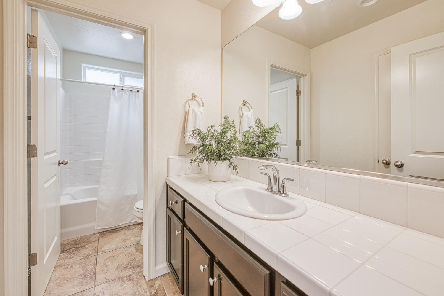 6290 E Creek View Ln, Fresno, CA 93727