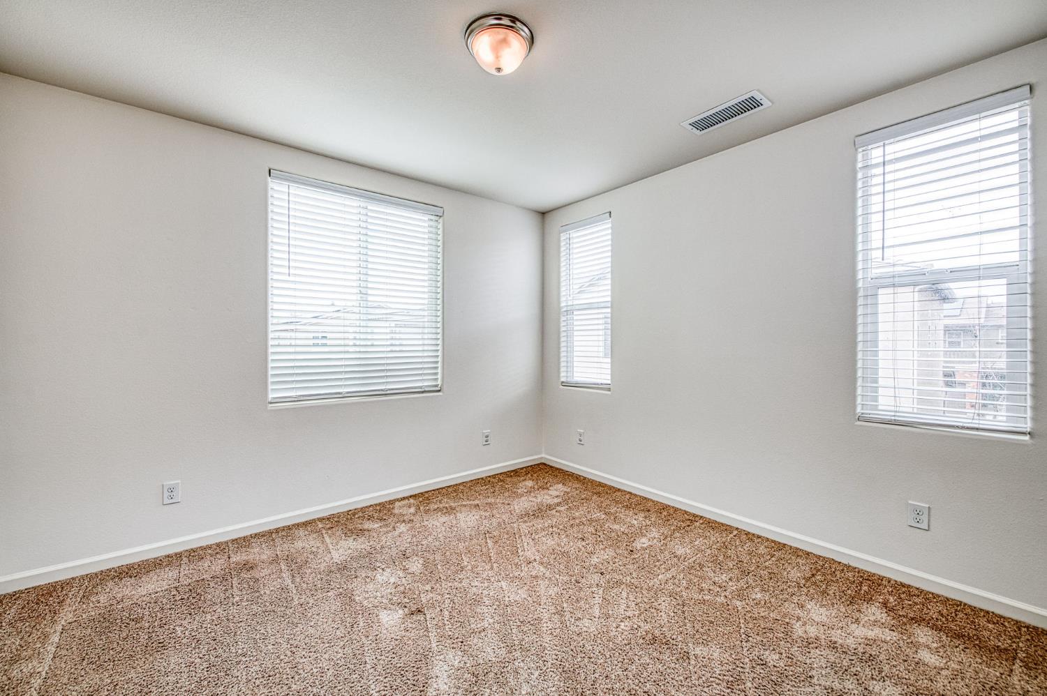 6290 E Creek View Ln, Fresno, CA 93727