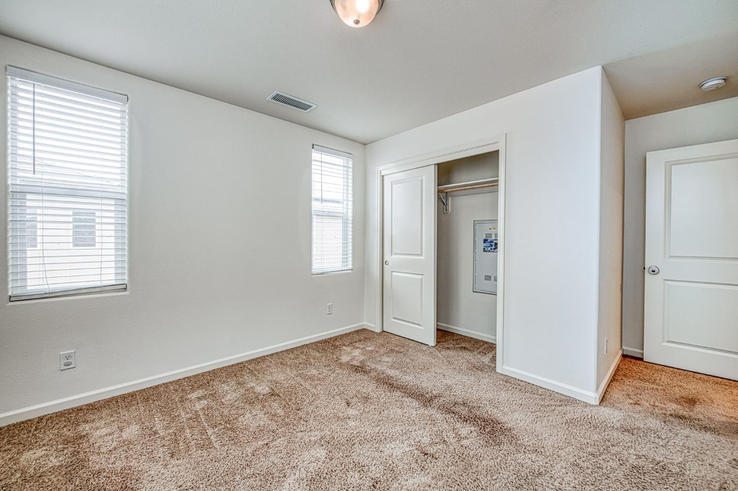 6290 E Creek View Ln, Fresno, CA 93727