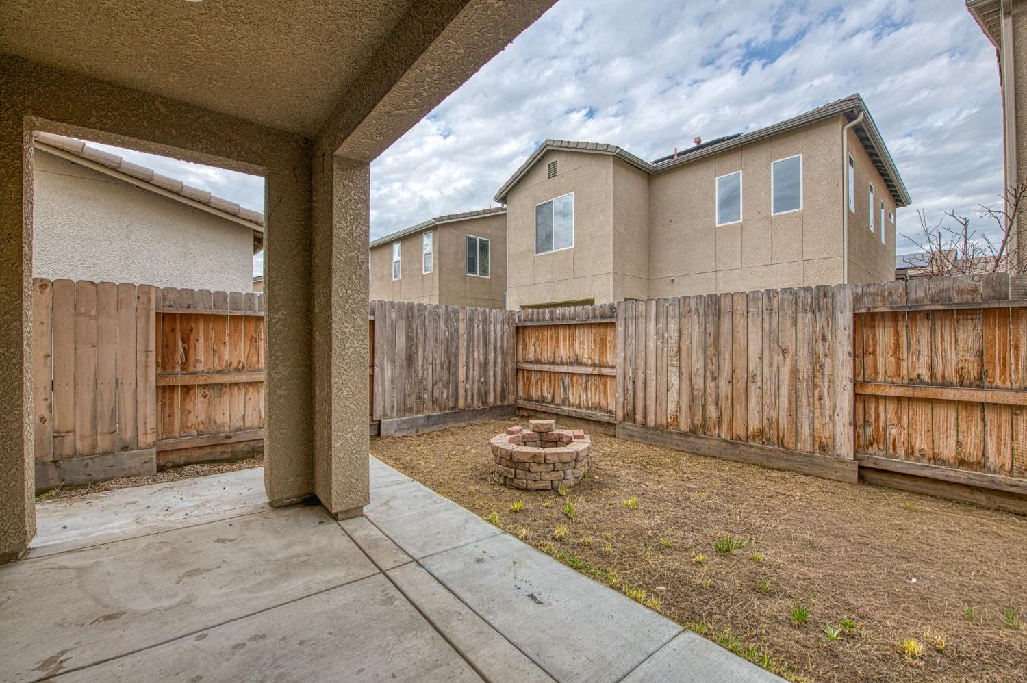 6290 E Creek View Ln, Fresno, CA 93727