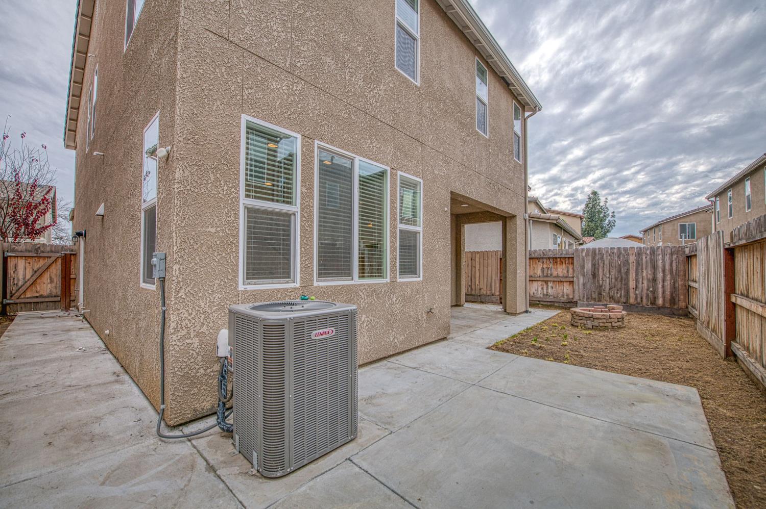 6290 E Creek View Ln, Fresno, CA 93727