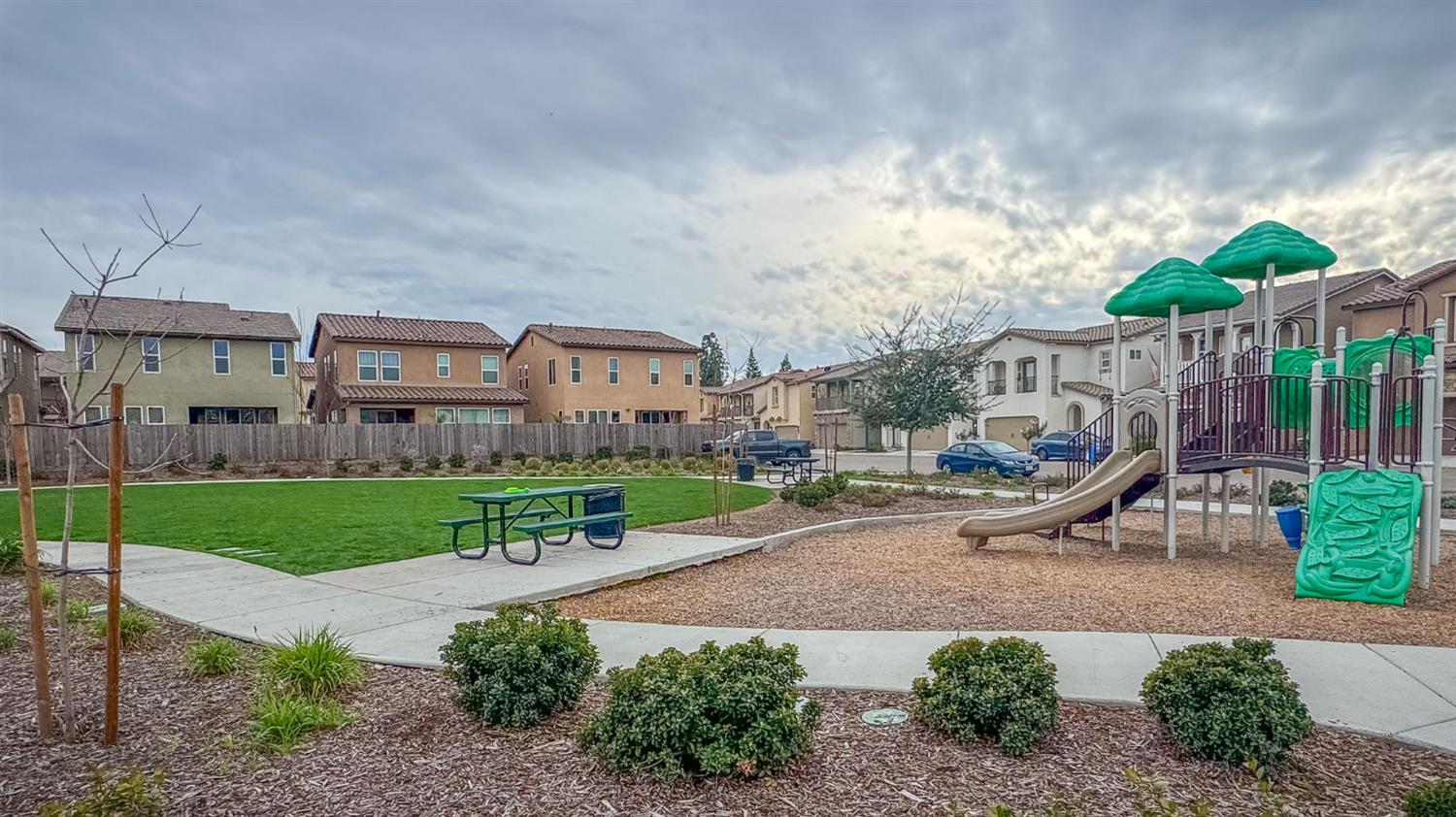 6290 E Creek View Ln, Fresno, CA 93727