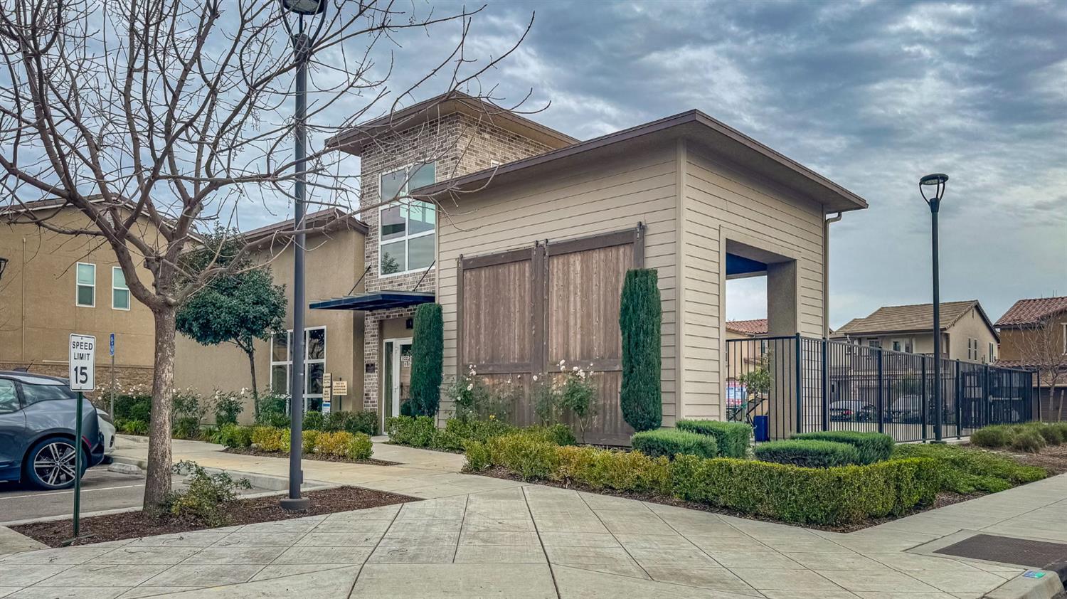 6290 E Creek View Ln, Fresno, CA 93727