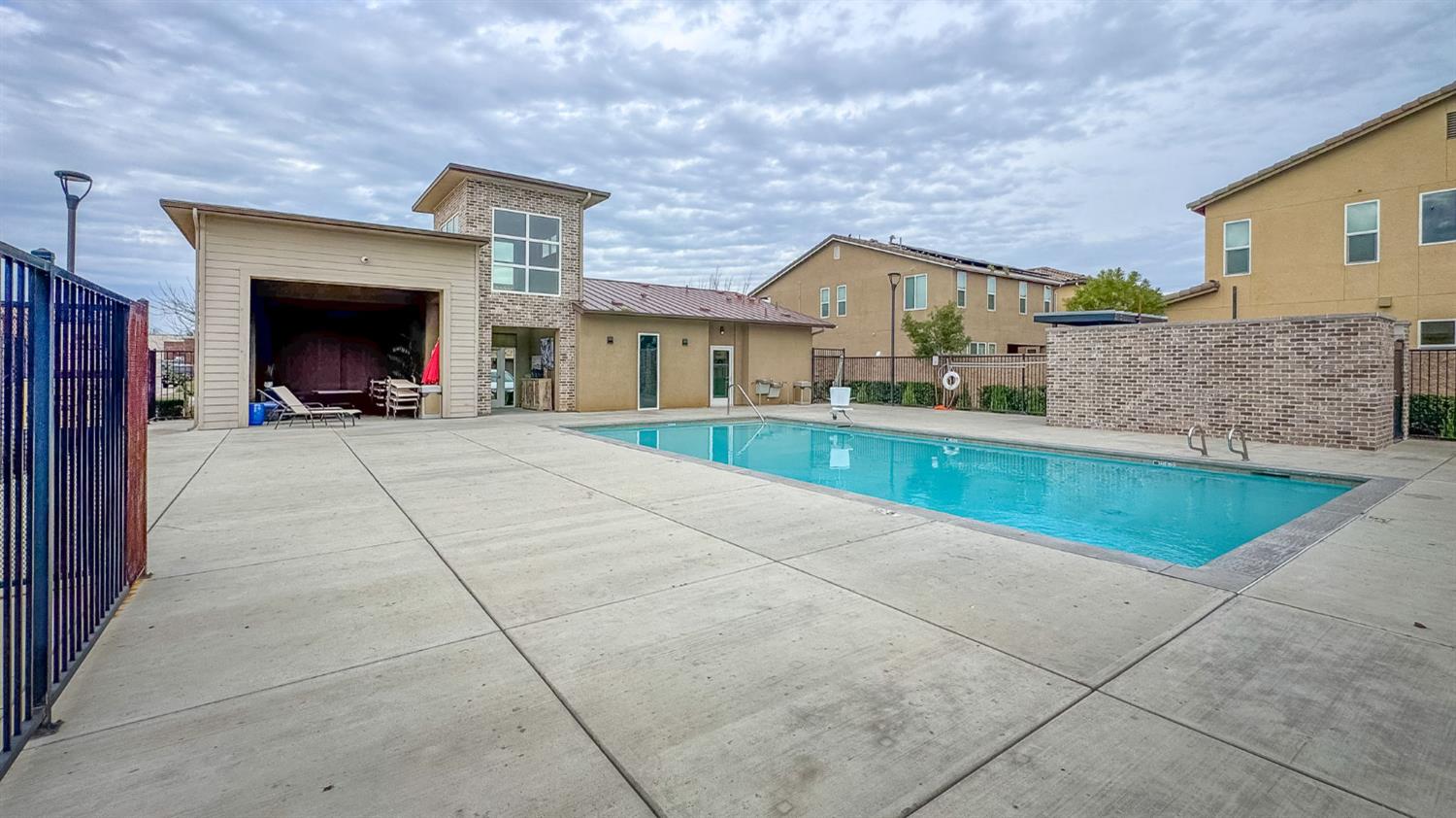 6290 E Creek View Ln, Fresno, CA 93727