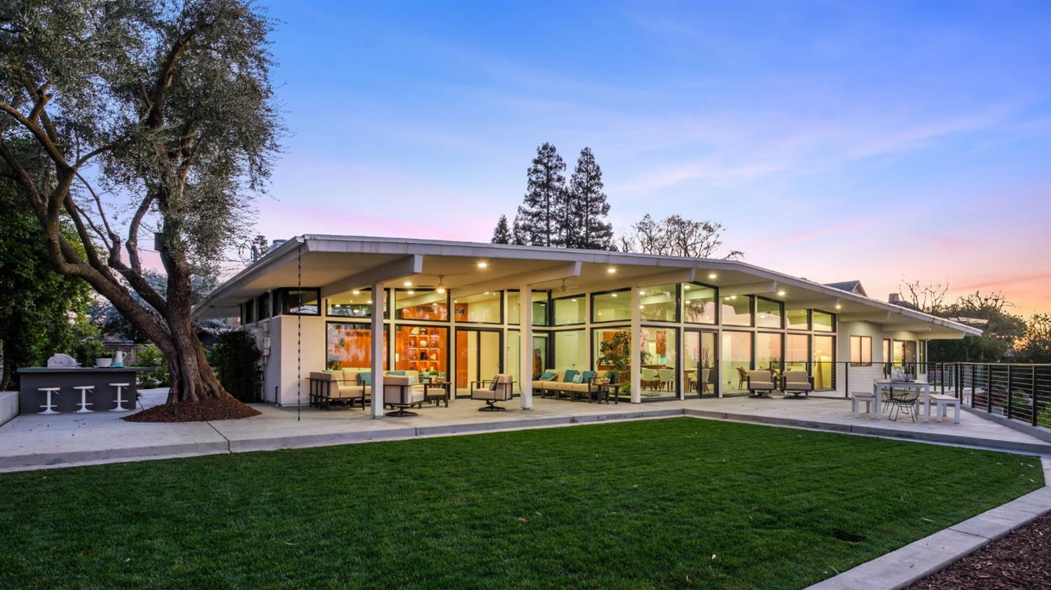 1230 W Moraga Rd, Fresno, CA 93711