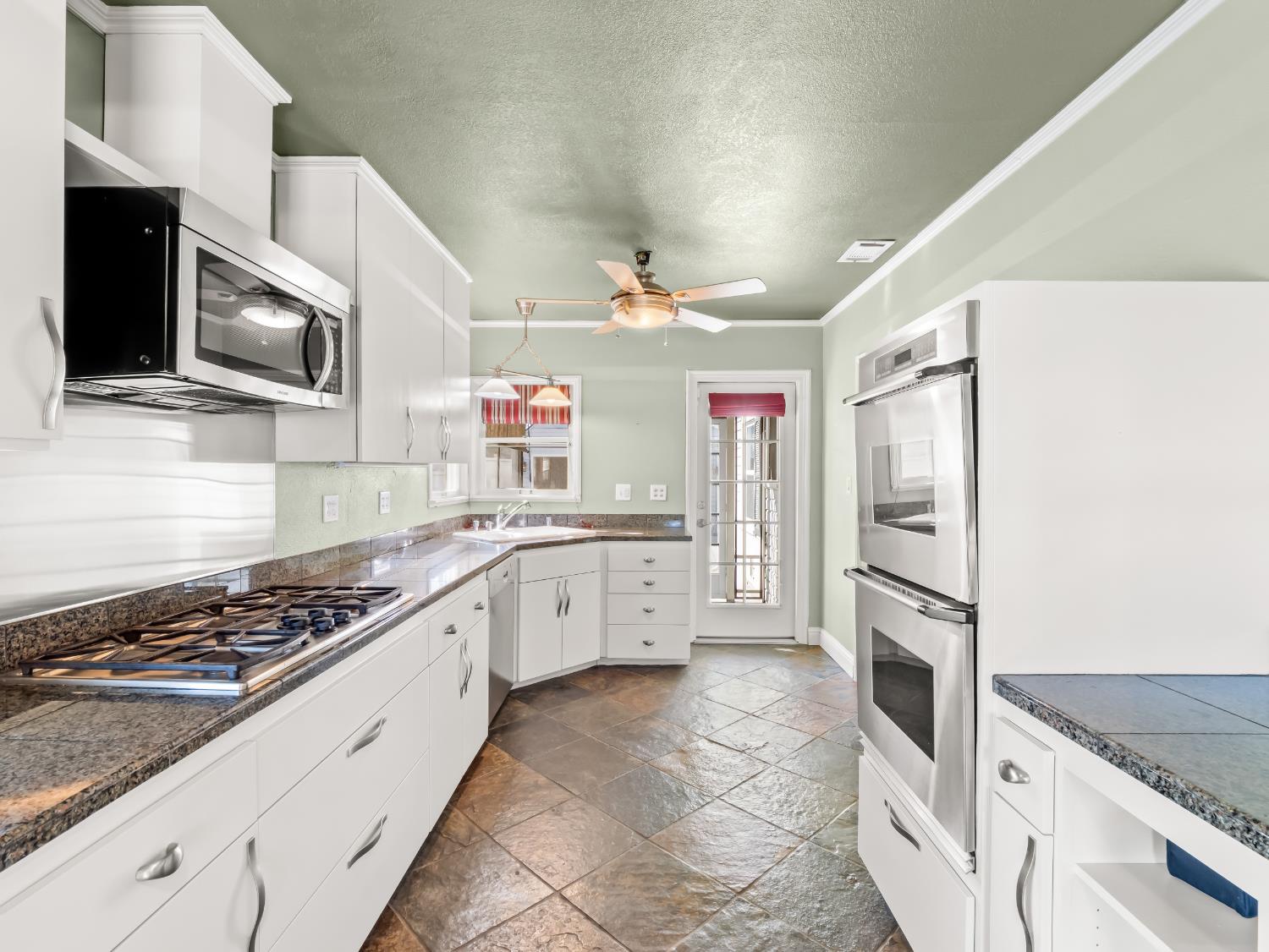 1515 N Vagedes Ave, Fresno, CA 93728