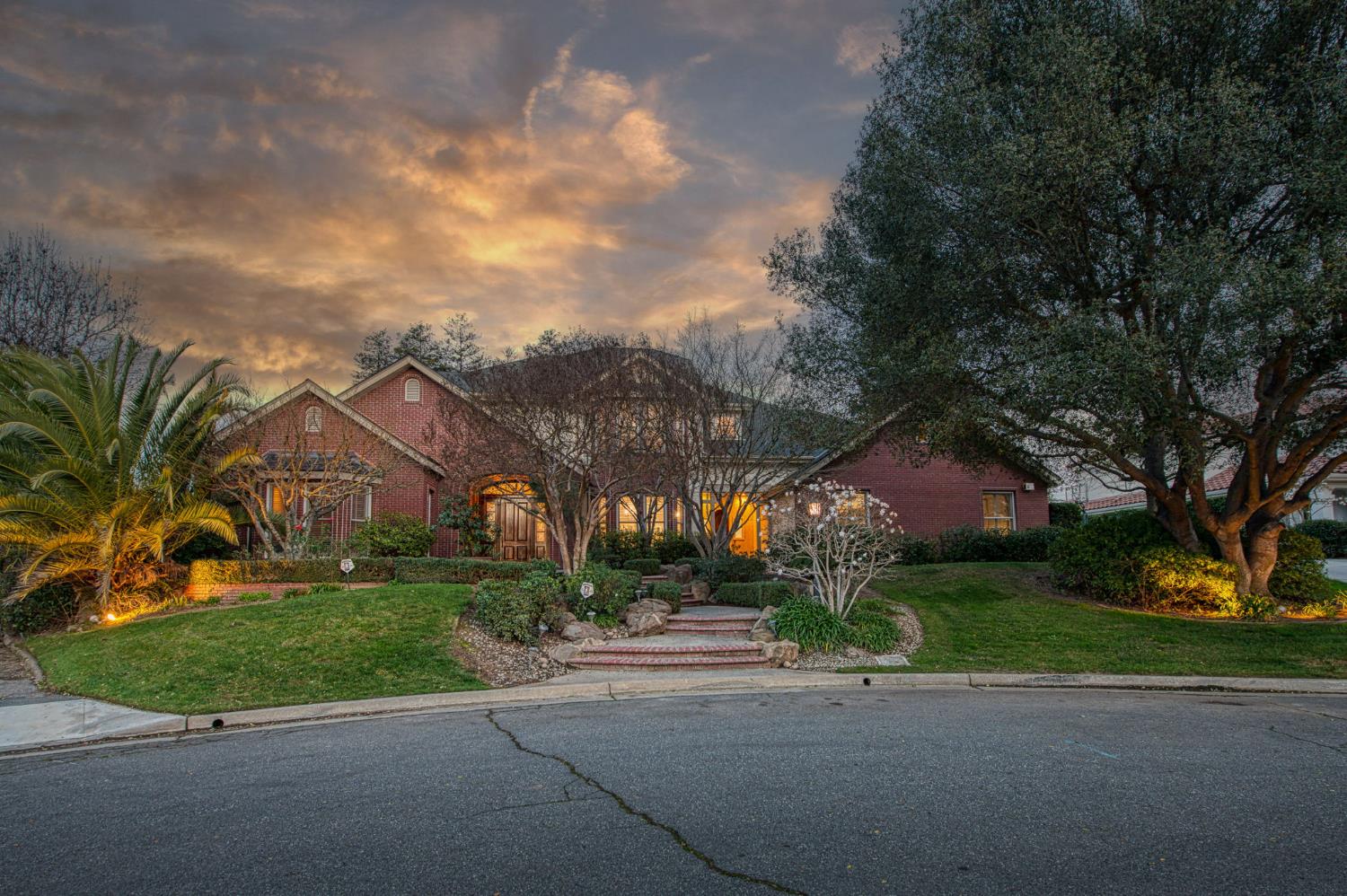 10198 N Spanish Bay Dr, Fresno, CA 93720