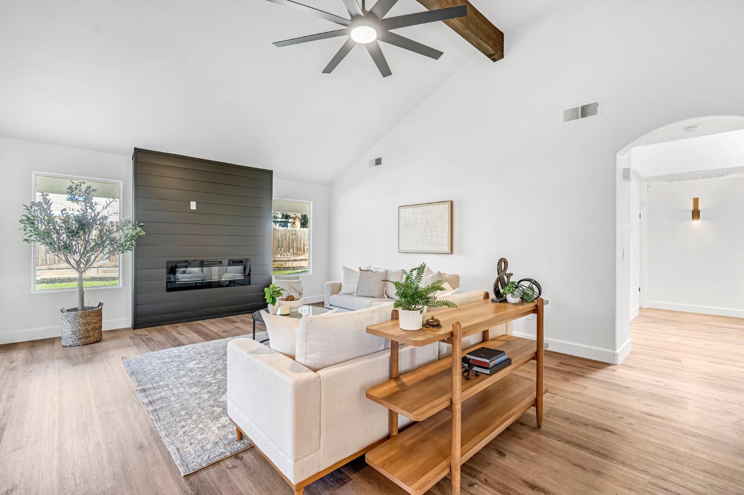 1760 E Omaha Ave, Fresno, CA 93720