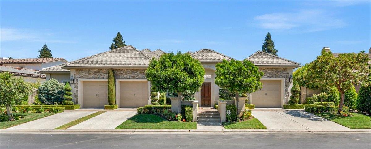 11350 N Glencastle Way, Fresno, CA 93730
