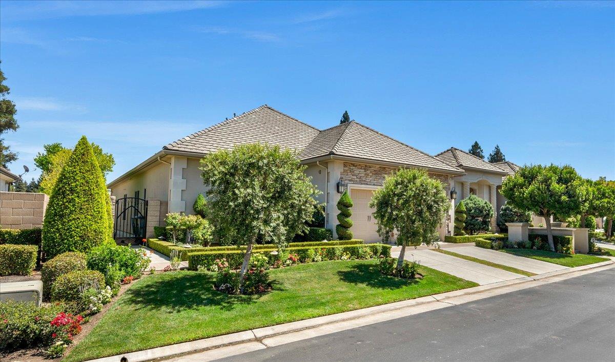 11350 N Glencastle Way, Fresno, CA 93730