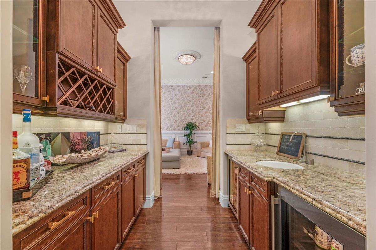 11350 N Glencastle Way, Fresno, CA 93730