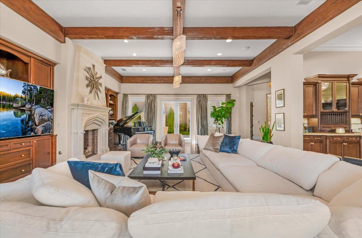 11350 N Glencastle Way, Fresno, CA 93730