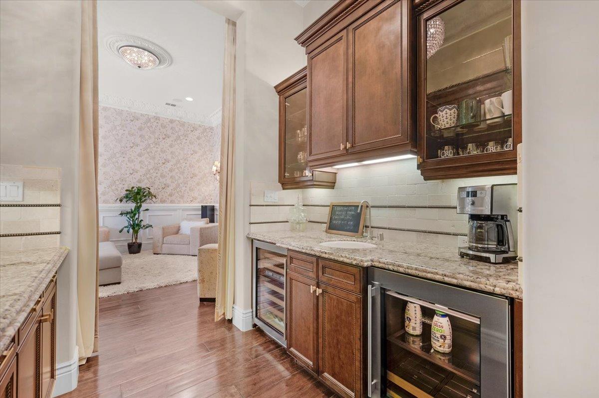 11350 N Glencastle Way, Fresno, CA 93730