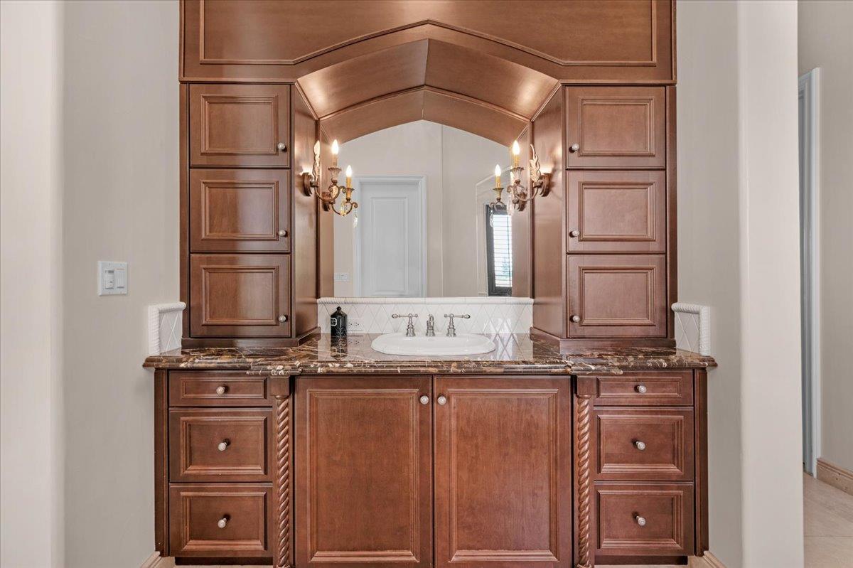 11350 N Glencastle Way, Fresno, CA 93730