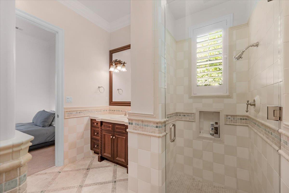 11350 N Glencastle Way, Fresno, CA 93730