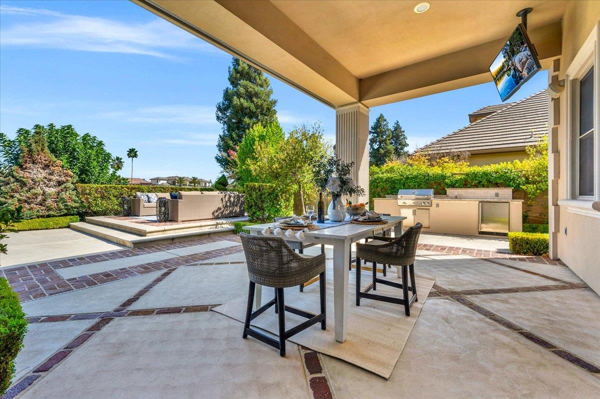 11350 N Glencastle Way, Fresno, CA 93730