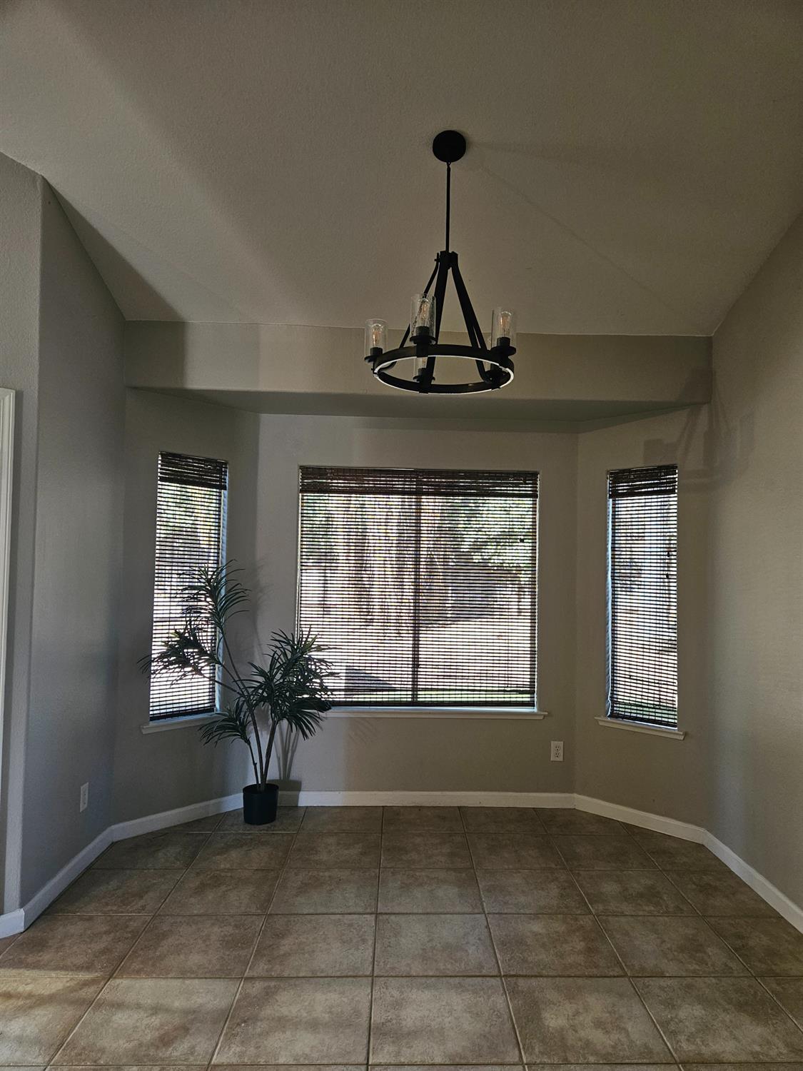 2960 E Christopher Dr, Fresno, CA 93720