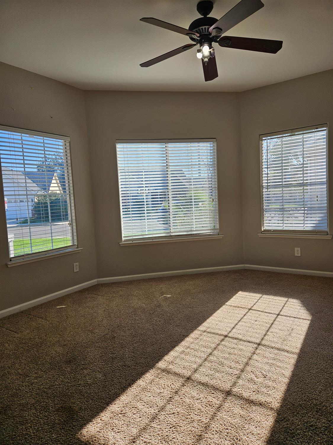 2960 E Christopher Dr, Fresno, CA 93720