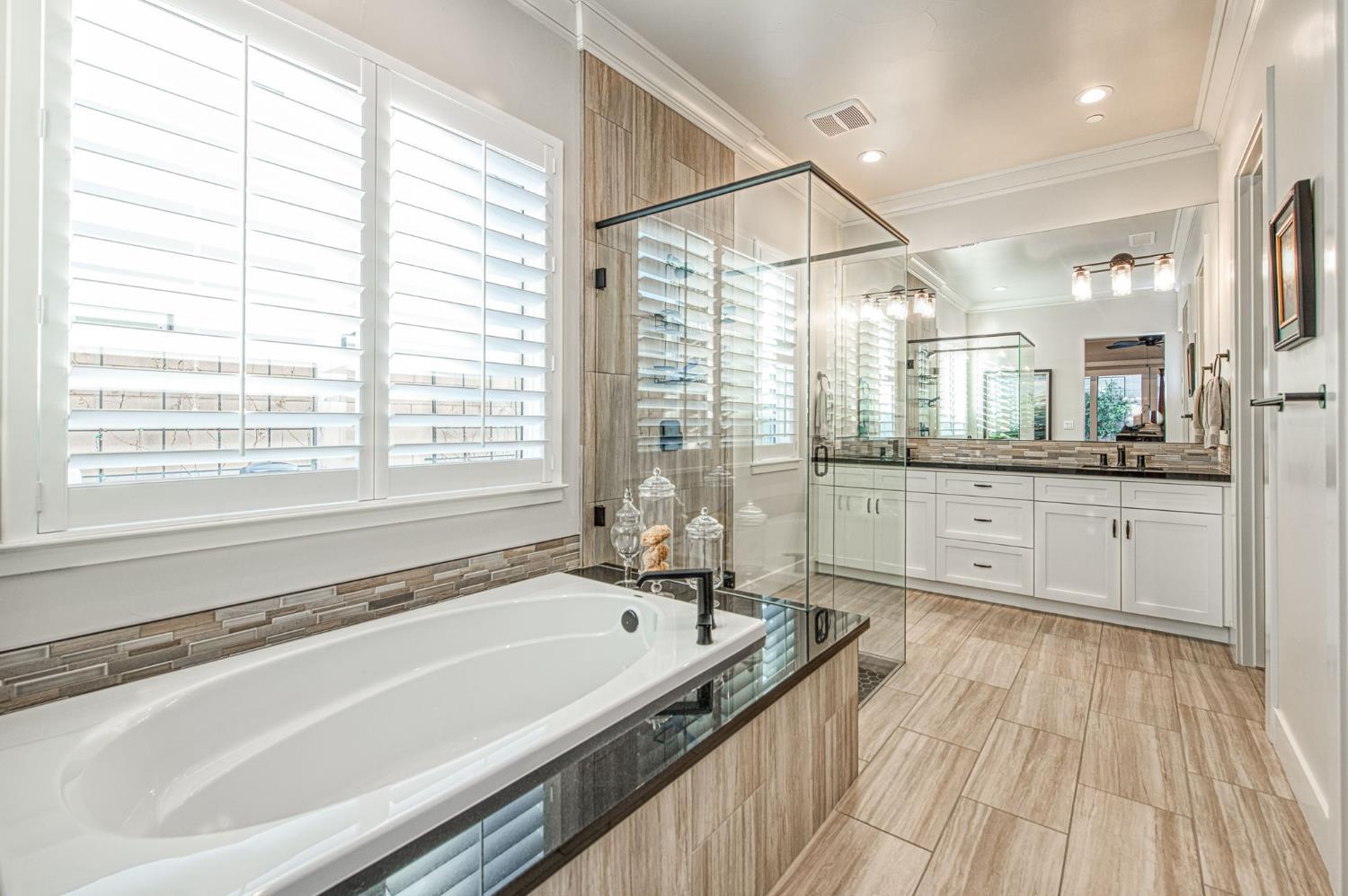 11132 N El Encanto Ln, Fresno, CA 93730