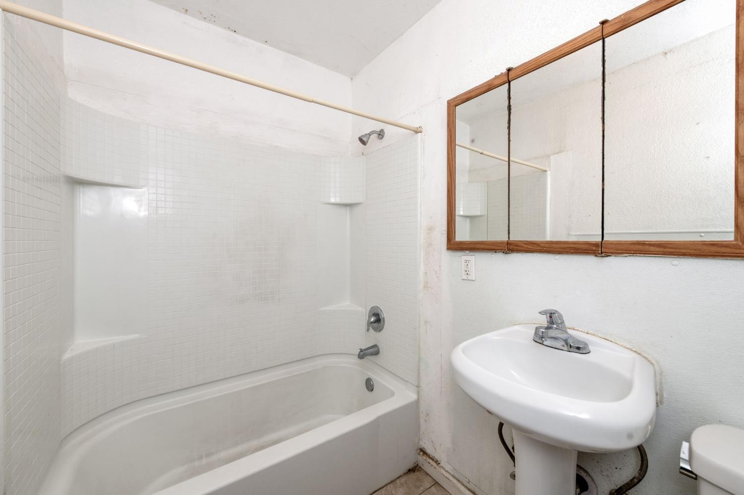 122 E Eden Ave, Fresno, CA 93706