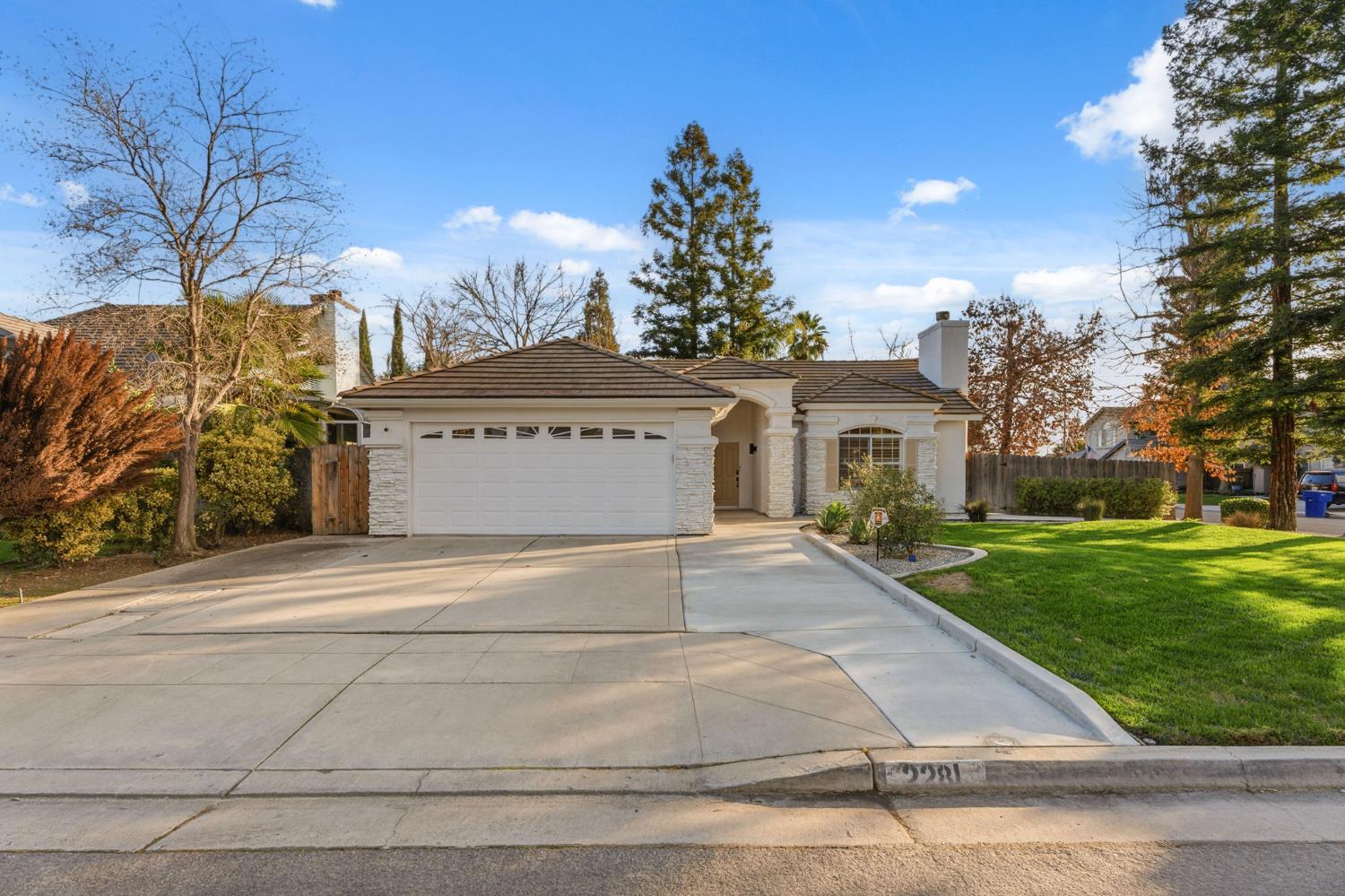 2281 E Desert Island Dr, Fresno, CA 93730