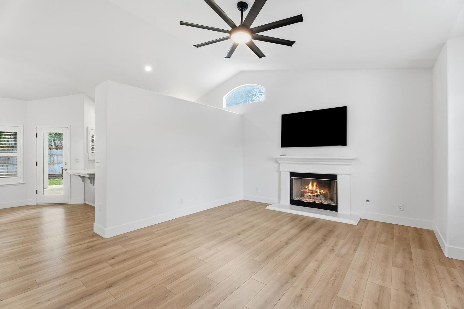 2281 E Desert Island Dr, Fresno, CA 93730