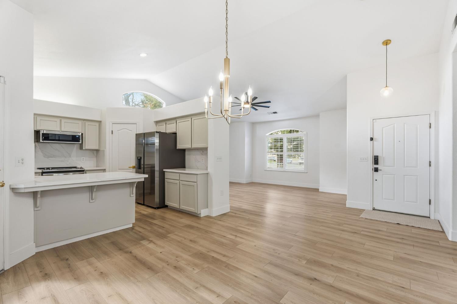 2281 E Desert Island Dr, Fresno, CA 93730