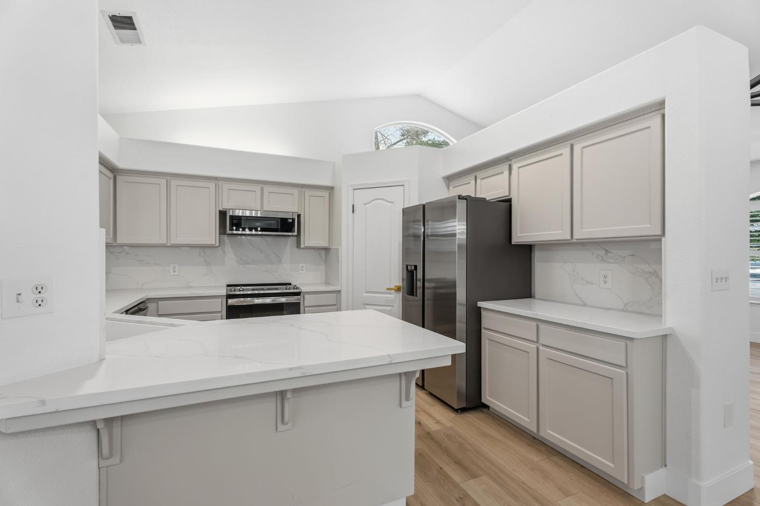 2281 E Desert Island Dr, Fresno, CA 93730