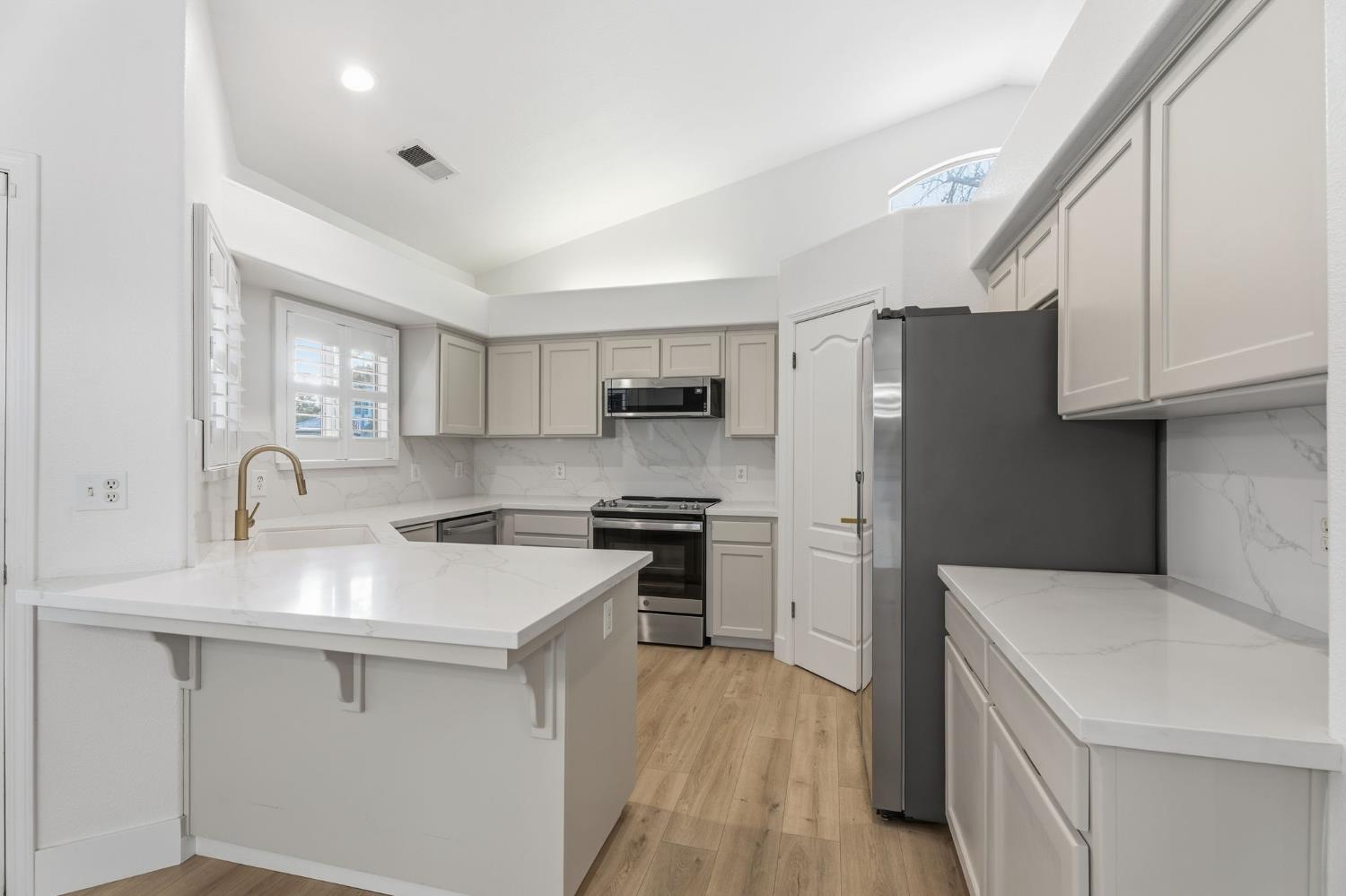 2281 E Desert Island Dr, Fresno, CA 93730